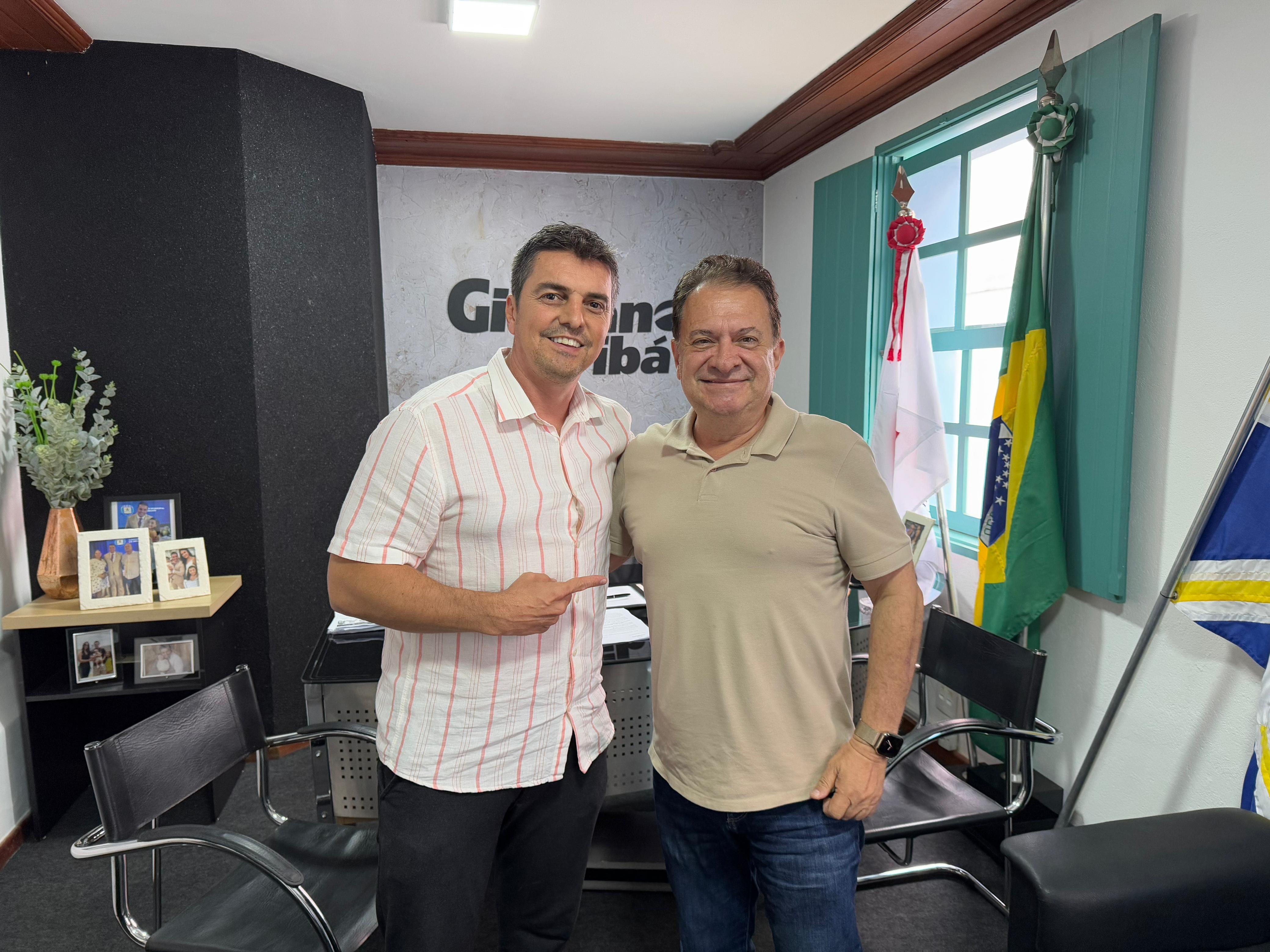 Deputado Leonídio Bouças visita Legislativo araguarino